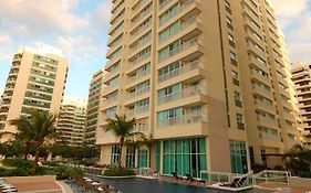 Flat TOP e PERFEITO inteiro na Barra da Tijuca com cozinha, lavanderia, GARAGEM e wi fi